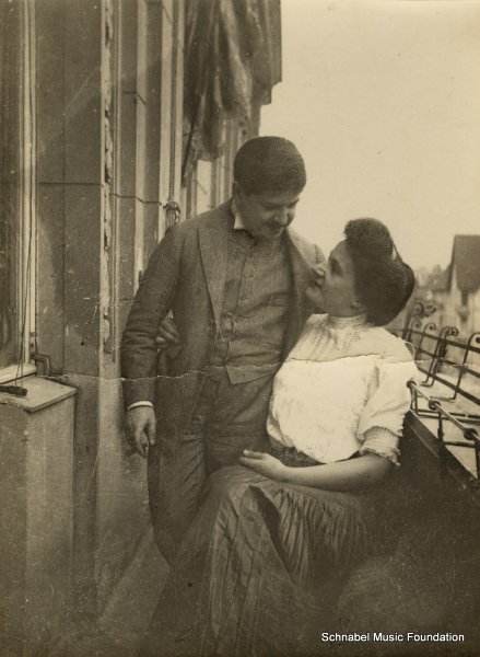 Therese and Artur Schnabel on the balcony of their Apartment at the Wielandstrasse in Berlin, around 1906